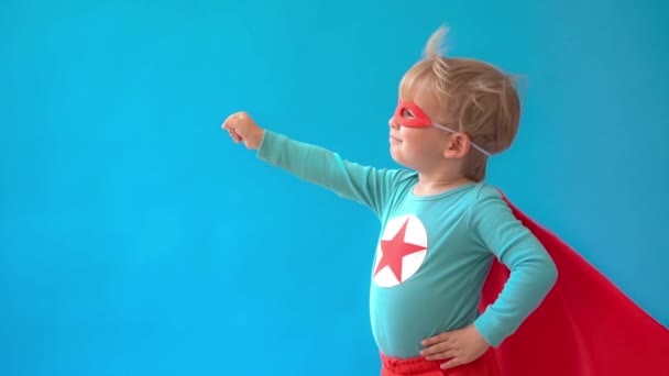 具有黄色背景的超级英雄儿童 超级英雄小子慢动作射击 想象力和自由的概念 — 图库视频影像