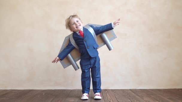 Niño Feliz Con Alas Papel Juguete Divertido Niño Jugando Casa — Vídeo de stock