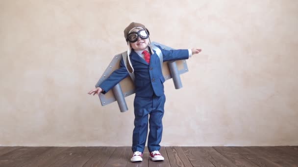 Niño Feliz Con Alas Papel Juguete Divertido Niño Jugando Casa — Vídeos de Stock