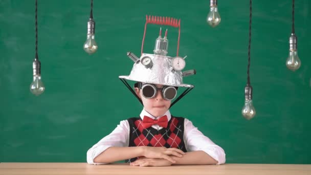 教室で幸せな子供 クラスでおもちゃの仮想現実ヘッドセットを持つ子供 アイデア 革新技術の概念 学校に戻る — ストック動画