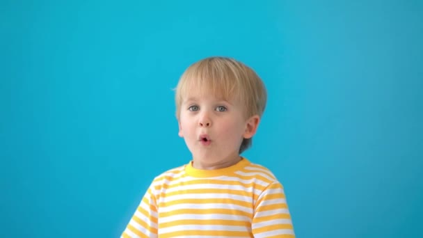 Joyeux Enfant Qui Amuse Enfant Riant Sur Fond Bleu Vacances — Video