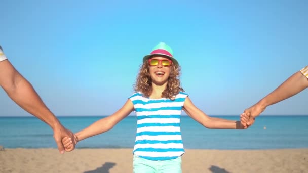 快乐的家庭在海滩上玩的开心 人们在放暑假 慢动作 — 图库视频影像