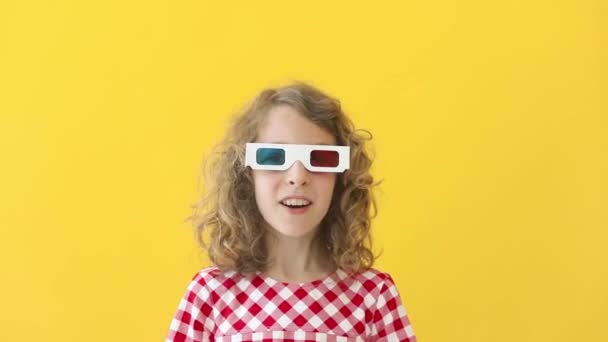 Щаслива Дитина Окулярах Попкорном Посміхаючись Дівчині Жовтому Тлі Концепція Кіно — стокове відео