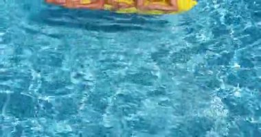Mutlu aile yüzme havuzunda eğleniyor. Yaz tatilindeki insanlar. 4k