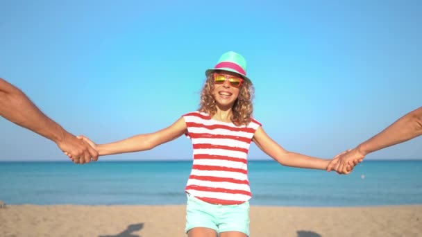 Χαρούμενη Οικογένεια Που Διασκεδάζει Στην Παραλία Άνθρωποι Στις Καλοκαιρινές Διακοπές — Αρχείο Βίντεο