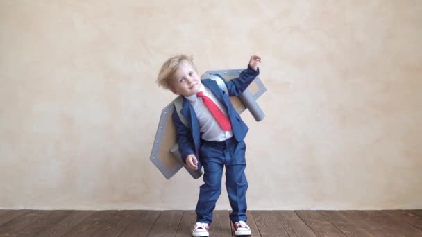 Glückliches Kind Mit Spielzeugpapierflügeln Zeitlupe — Stockvideo