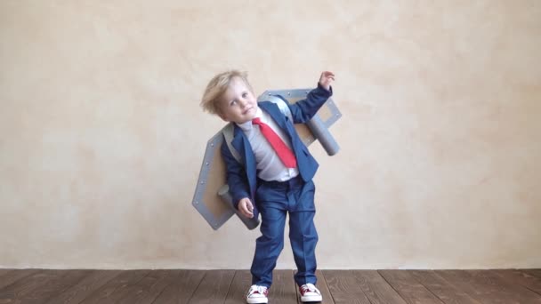 Niño Feliz Con Alas Papel Juguete Movimiento Lento — Vídeos de Stock