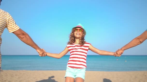 Feliz Familia Divirtiéndose Playa Gente Vacaciones Verano Movimiento Lento — Vídeo de stock