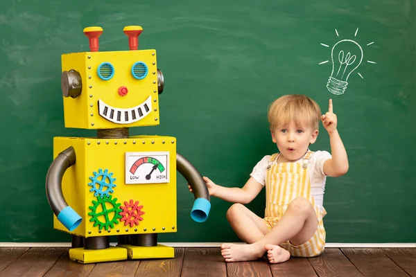 Счастливый ребенок с игрушечным роботом — стоковое фото