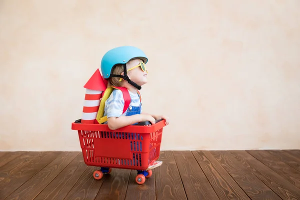 Niño feliz jugando en casa — Foto de Stock