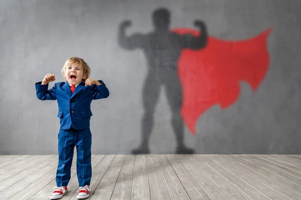 Criança sonha em se tornar um super-herói — Fotografia de Stock