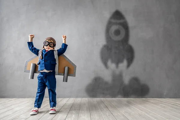 Gelukkig kind wil vliegen. Verbeelding, vrijheid en motivatie — Stockfoto