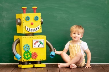 Oyuncak robotlu mutlu çocuk