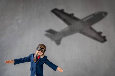 Mutlu çocuk uçmak istiyor. Hayal gücü, özgürlük ve motivasyon ortaklığı