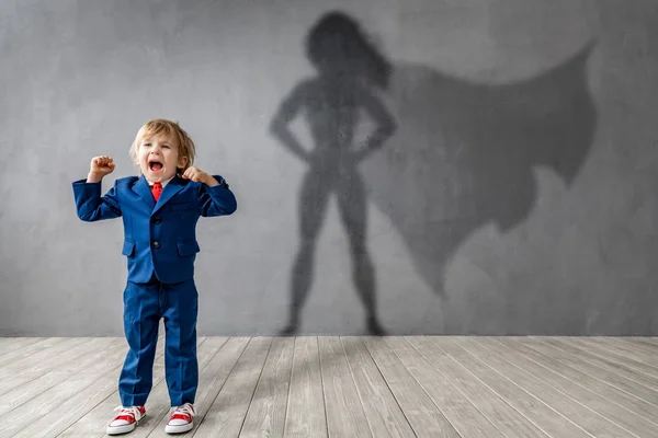 Niño sueña con convertirse en un superhéroe — Foto de Stock