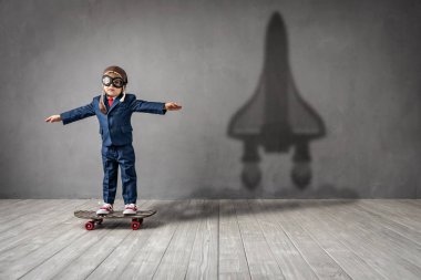 Mutlu çocuk uçmak istiyor. Hayal gücü, özgürlük ve motivasyon ortaklığı