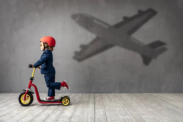 Glückliches Kind will fliegen. Fantasie, Freiheit und Motivation — Stockfoto