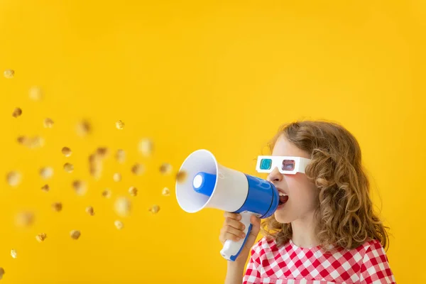 Anak bahagia memakai kacamata 3d berteriak dengan megaphone — Stok Foto