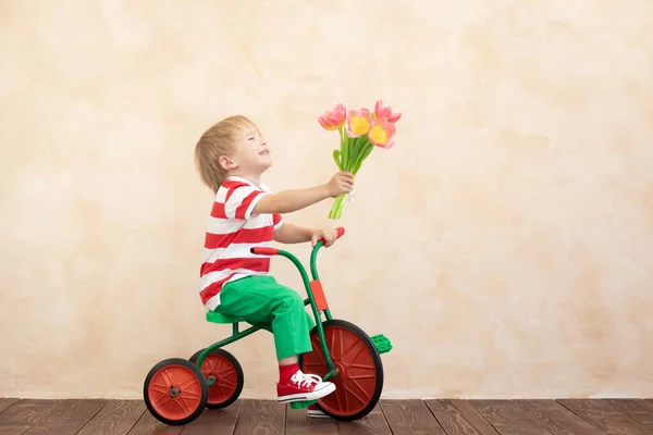 Buquê engraçado criança segurando de flores — Fotografia de Stock