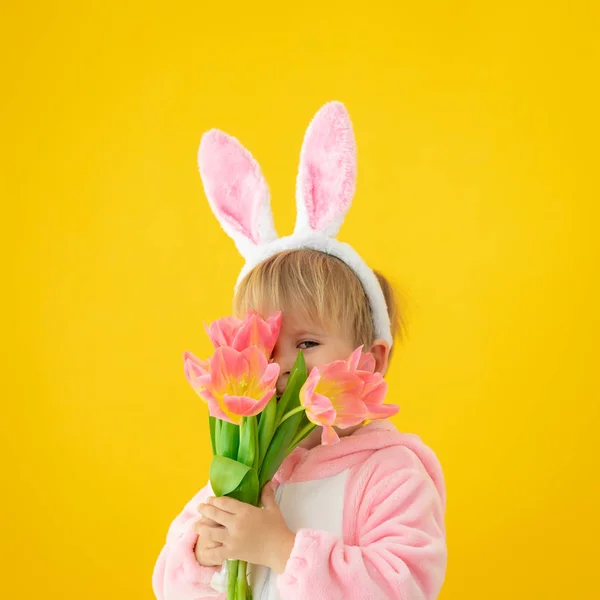 Divertido niño vistiendo conejito de Pascua sobre fondo amarillo — Foto de Stock