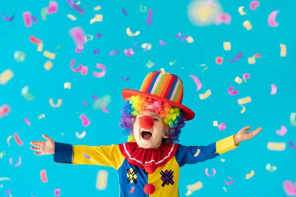 Grappige jongen clown overdekt spelen — Stockfoto