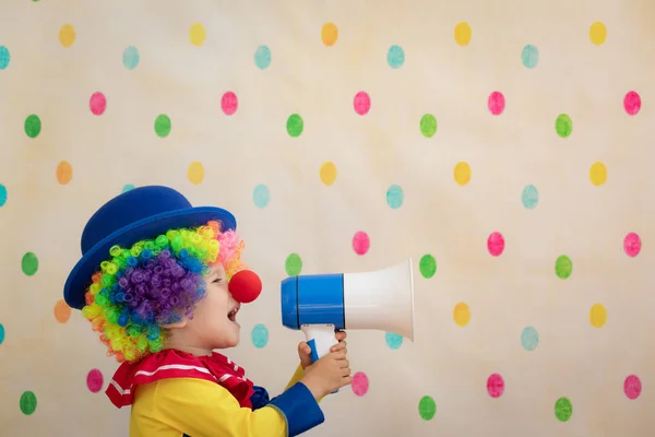 Buffo clown bambino giocare al coperto — Foto Stock
