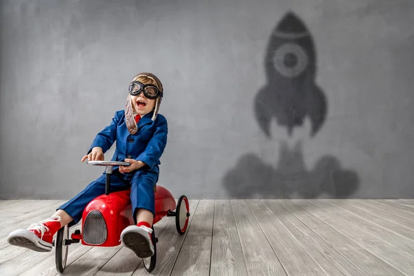 Niño sueña con convertirse en un superhéroe — Foto de Stock