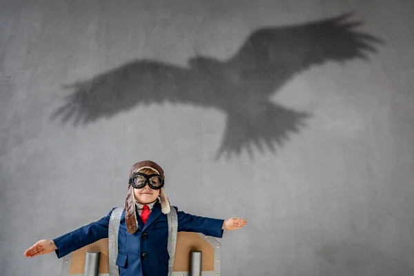 Детские мечты стать супергероем — стоковое фото