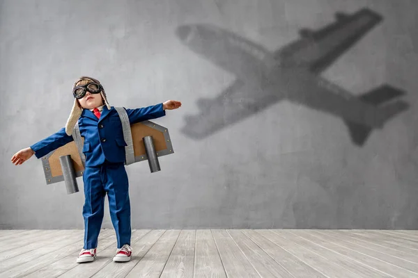 Child dreams of becoming a pilot — Stockfoto