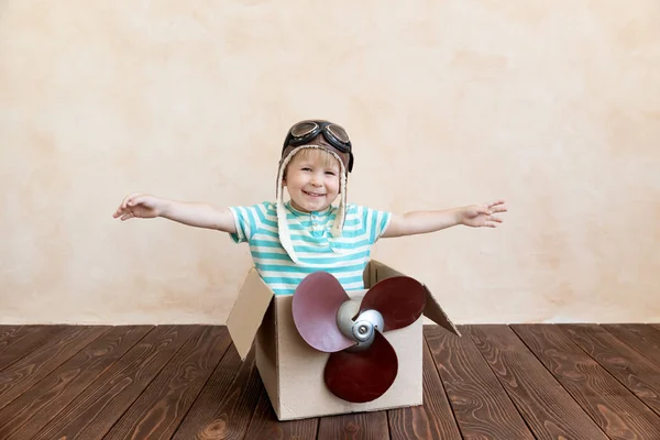 Niño feliz jugando con avión de juguete — Foto de Stock