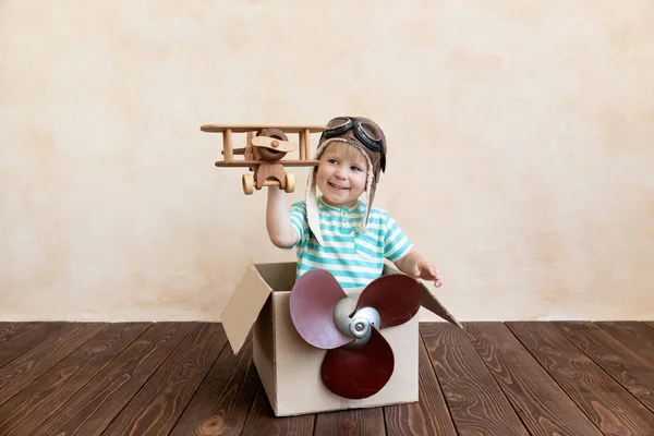 Щаслива дитина грає з іграшковим літаком — стокове фото