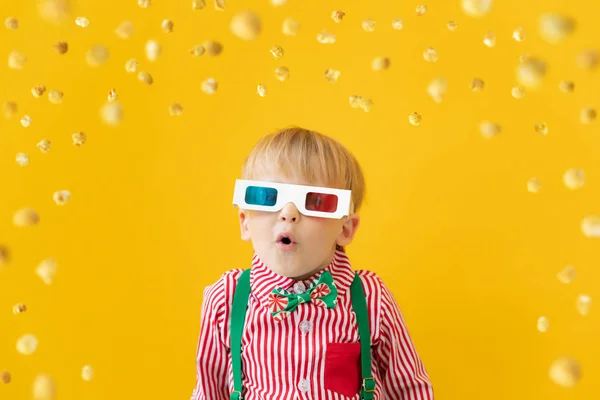 Felice bambino indossando occhiali 3d — Foto Stock