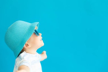 Mavi arka planda mutlu çocuk