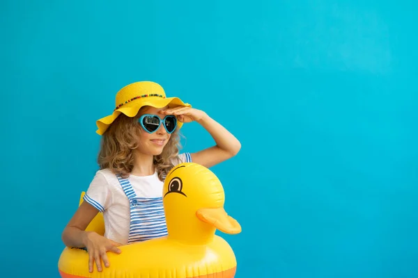 Retrato Niño Feliz Con Pato Goma Amarillo Sobre Fondo Azul — Foto de Stock