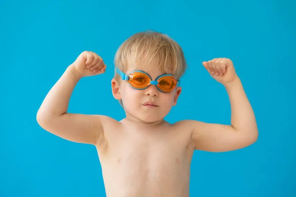 Criança Feliz Usando Óculos Natação Contra Fundo Azul Criança Divertindo — Fotografia de Stock