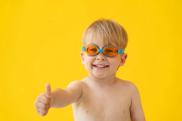 Sarı Arka Planda Başparmak Gösteren Mutlu Çocuk Portresi Çocuk Yaz — Stok fotoğraf