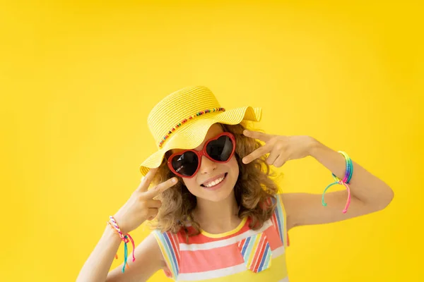 Retrato Criança Feliz Contra Fundo Amarelo Miúdo Divertir Nas Férias — Fotografia de Stock