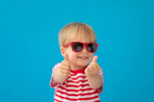 Portrait Rapproché Enfant Heureux Portant Une Chemise Rayée Sur Fond — Photo