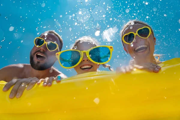 Famille Amuser Vacances Été Les Gens Sautent Dans Piscine Concept — Photo