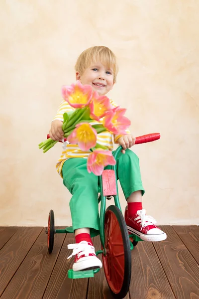 Elinde Çiçek Buketi Tutan Komik Çocuk Mutlu Çocuk Evde Eğleniyor — Stok fotoğraf