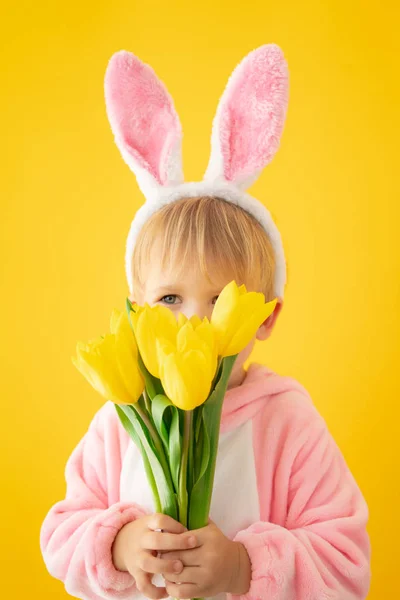 Grappig Kind Met Een Paashaas Tegen Een Gele Achtergrond Gelukkig — Stockfoto