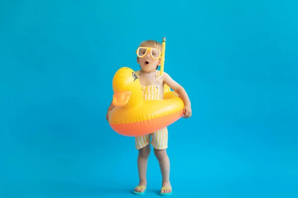 全长肖像快乐的孩子与黄色橡胶鸭蓝色背景 带着潜水面具的孩子在暑假里玩得很开心 梦想和想象的概念 — 图库照片