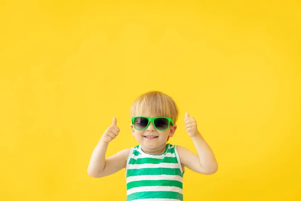 Retrato Criança Feliz Mostrando Polegares Para Cima Contra Fundo Amarelo — Fotografia de Stock