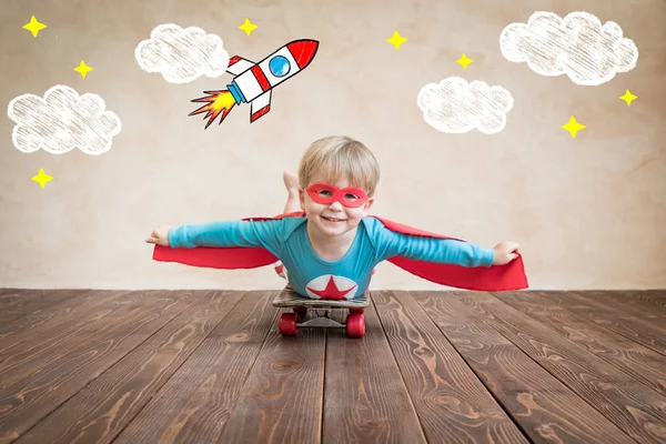 Retrato Superhéroe Monopatín Feliz Niño Jugando Casa Chico Superhéroe Divirtiéndose — Foto de Stock