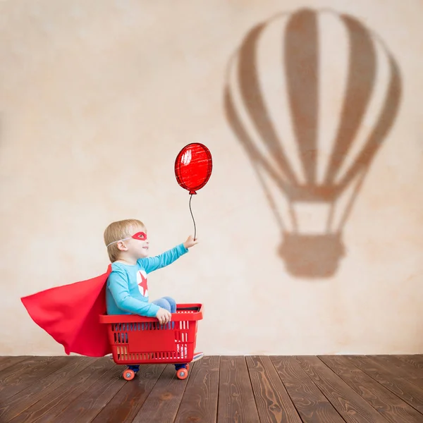 描かれた気球とスーパーヒーローの肖像画 幸せな子供が家で遊んでいる スーパーヒーローの子供は楽しんでる 創造性 そしてスタートアップのコンセプト — ストック写真