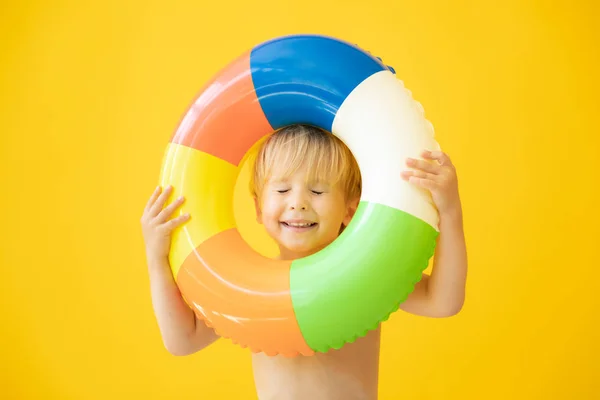 Portrait Enfant Heureux Tenant Une Bague Caoutchouc Sur Fond Jaune — Photo