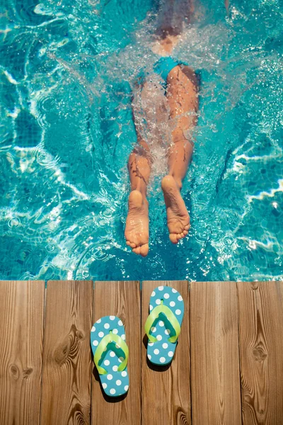 Criança Divertindo Nas Férias Verão Miúdo Saltar Piscina Conceito Estilo — Fotografia de Stock