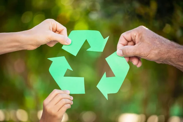 Pessoas Segurando Símbolo Reciclagem Contra Fundo Primavera Verde Conceito Feriado — Fotografia de Stock