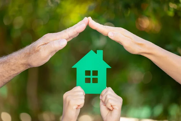 Familjen Håller Hus Händerna Mot Våren Grön Bakgrund Fastigheter Och — Stockfoto