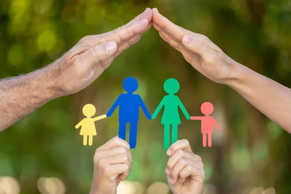 Menschen Mit Papierfamilie Der Hand Vor Frühlingsgrünem Hintergrund Gesunder Lebensstil — Stockfoto